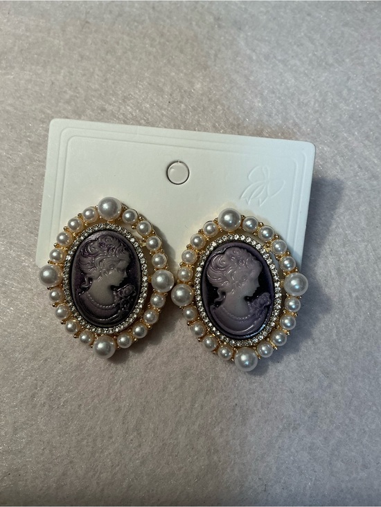 Unbranded Jewelry - 2395-101 Lavender Cameo Pearl-Trim Oval Drop Earrings